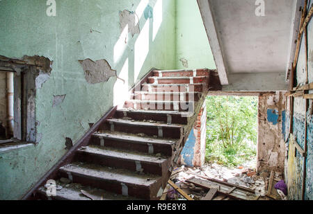 Beton Treppe im alten, verlassenen Haus ruiniert Stockfoto