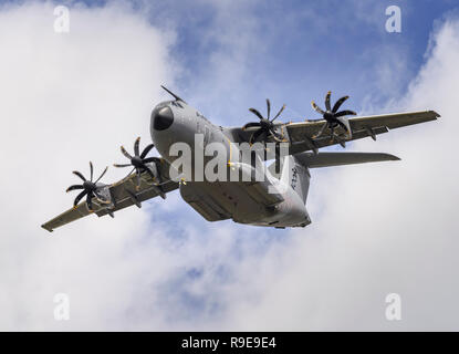 Airbus A400M Atlas militärische Transportflugzeuge führt einen sauberen Pass (Räder), Flying Overhead von rechts nach links. Stockfoto