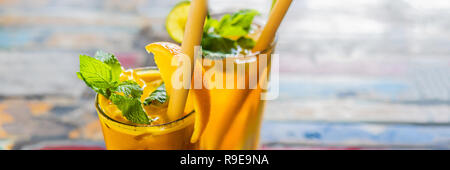Immune Boosting, anti-entzündliche Smoothie mit Orange und Kurkuma. Detox morgen Saft trinken, sauber essen Banner, LANGE FORMAT Stockfoto