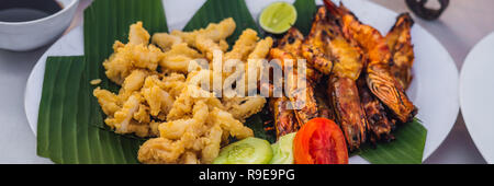 Gebratene Fische für das Mittagessen in der Jimbaran Bay, Bali Fahne, LANGE FORMAT Stockfoto