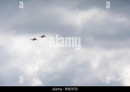 Zwei Jets fliegen hoch in den bewölkten Himmel Stockfoto