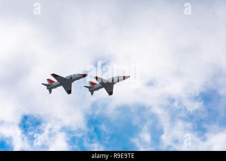 Zwei marinen Jets fliegen über im Himmel zeigen Stockfoto