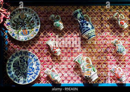 Touristisches Souvenir shop Bunte gepunktete Budapest handgemachte Porzellanteller, Budapest, Ungarn Stockfoto