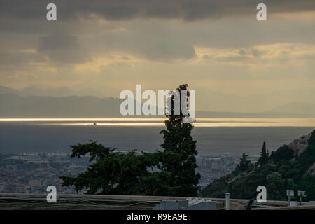 Diese Sicht auf das Mittelmeer von oben auf der Akropolis, ich fühlte mich wie eine Antike Beobachter in die Zukunft. Stockfoto