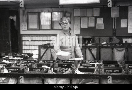 1948, in einem Royal Mail Post sortieren Office, Bild zeigt eine Arbeiterin Buchstaben in die einzelnen Säcke für die verschiedenen Städte und Regionen des Vereinigten Königreichs. Stockfoto