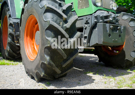 Leistungsstarke Traktor Reifen vorne auch mit Traktion, Low Angle View Stockfoto