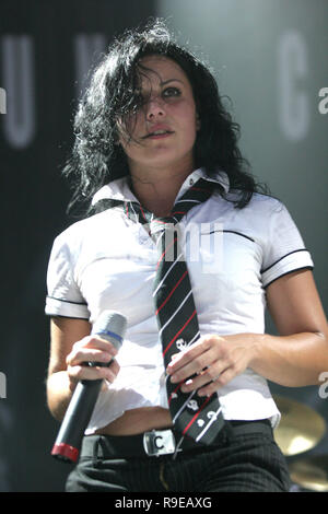 Cristina Scabbia von Lacuna Coil führt im Konzert 2006 in der ozzfest Tour näher, auf die fundierte Beratung Amphitheater in West Palm Beach, Florida, am 13. August 2006. Stockfoto