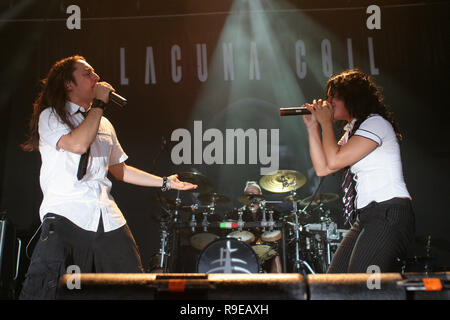 Cristina Scabbia (R) und Andrea Ferro mit Lacuna Coil durchführen, Konzert im 2006 Ozzfest Tour näher, auf die fundierte Beratung Amphitheater in West Palm Beach, Florida, am 13. August 2006. Stockfoto