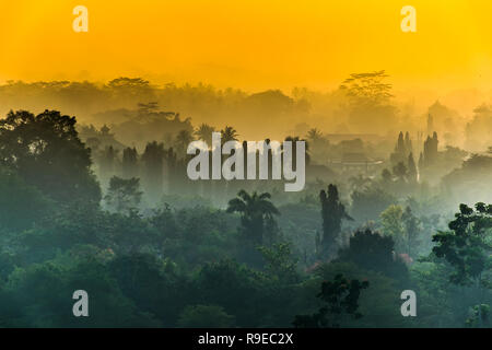 Schöne geheimnisvolle nebligen Morgen von buddhistischen Tempelanlage Borobudur, Yogyakarta, Jawa, Indonesien Stockfoto