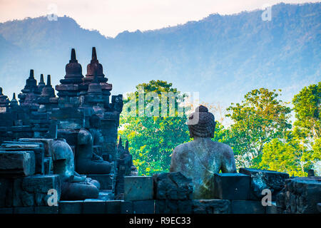 Morgen Ansicht mit Buddha aus buddhistischen Tempelanlage Borobudur, Yogyakarta, Jawa, Indonesien Stockfoto