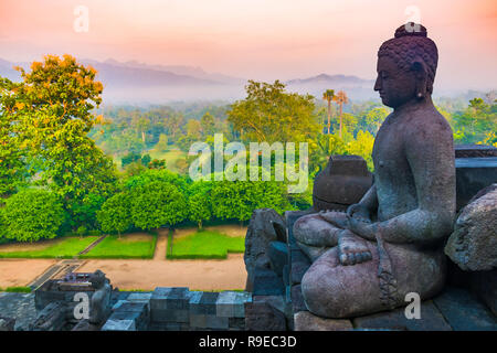 Buddha und schöne Aussicht aus Alte buddhistische Tempelanlage Borobudur, Yogyakarta, Jawa, Indonesien Stockfoto