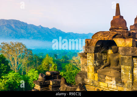 Amazing sunrise Landschaft aus buddhistischen Tempelanlage Borobudur, Yogyakarta, Jawa, Indonesien Stockfoto