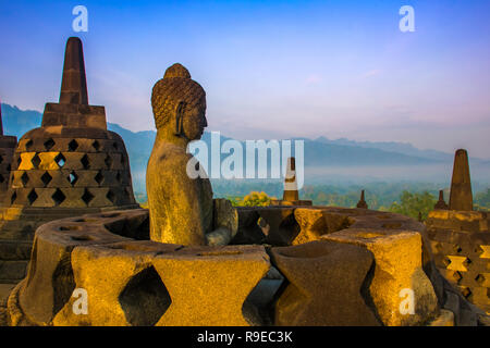 Geheimnisvolle Bunte sunrise Morgen von buddhistischen Tempelanlage Borobudur, Yogyakarta, Jawa, Indonesien Stockfoto