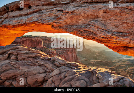 Sonnenaufgang hinter Mesa Arch im Canyonlands National Park, Insel im Himmel, Moab, Utah, USA, Nordamerika Stockfoto
