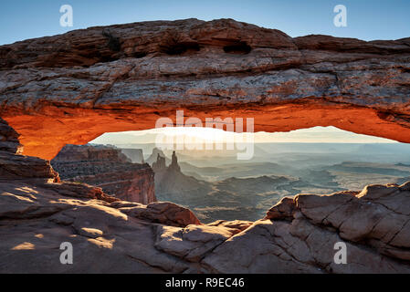 Sonnenaufgang hinter Mesa Arch im Canyonlands National Park, Insel im Himmel, Moab, Utah, USA, Nordamerika Stockfoto