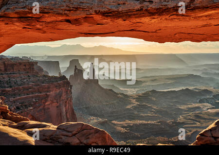 Sonnenaufgang hinter Mesa Arch im Canyonlands National Park, Insel im Himmel, Moab, Utah, USA, Nordamerika Stockfoto