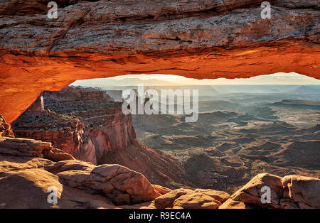 Sonnenaufgang hinter Mesa Arch im Canyonlands National Park, Insel im Himmel, Moab, Utah, USA, Nordamerika Stockfoto