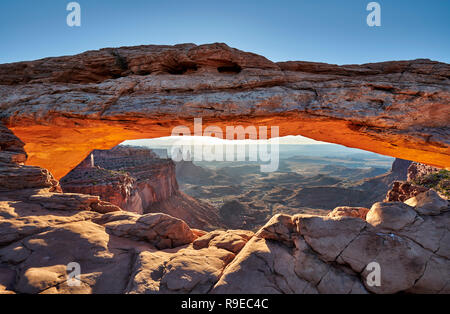 Sonnenaufgang hinter Mesa Arch im Canyonlands National Park, Insel im Himmel, Moab, Utah, USA, Nordamerika Stockfoto