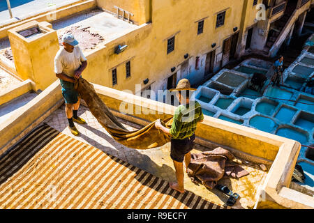 Fes - Marokko - September 29, 2018: Männer in das Leder Gerbereien in Fez, Marokko arbeiten Stockfoto