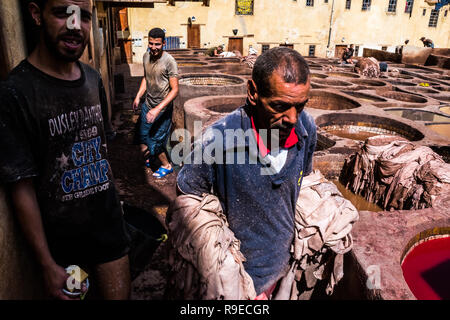 Fes - Marokko - September 29, 2018: Männer in das Leder Gerbereien in Fez, Marokko arbeiten Stockfoto