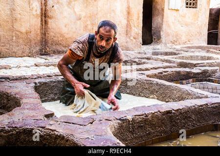 Fes - Marokko - September 29, 2018: Männer in das Leder Gerbereien in Fez, Marokko arbeiten Stockfoto