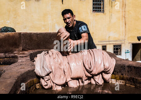 Fes - Marokko - September 29, 2018: Männer in das Leder Gerbereien in Fez, Marokko arbeiten Stockfoto