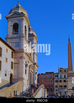 Rom - Oktober 2011: Die Renaissance Kirche Trinita dei Monti, mit ein ägyptischer Obelisk vor, sitzt auf dem Hügel, auf dem die spanische Treppe de Stockfoto