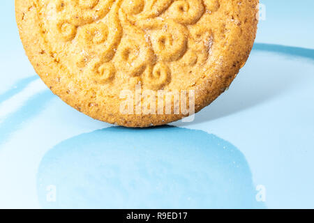 Lebkuchen auf blauen Platte. Runde Cookie mit Muster. Stockfoto