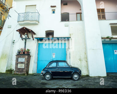 Classic Fiat 500 Auto auf einer Straße in Marina Grande, Sorrento, Kampanien, Italien geparkt Stockfoto