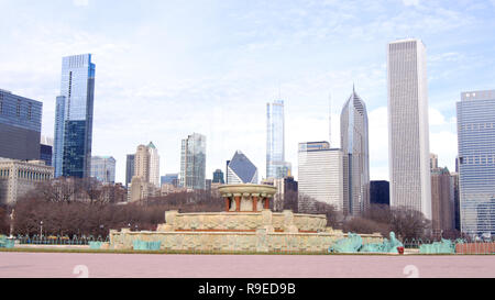 CHICAGO, Illinois, United States - Jun 12th, 2015: Buckingham Fountain im Grant Park und Chicago Downtown Skyline Stockfoto