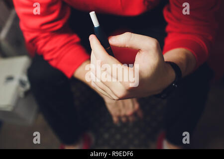 Hitze brennt nicht System für Rauchen, Neue trendige Tabak Produkt  Technologie iqos, moderne hybrid Zigarette Gerät Stockfotografie - Alamy