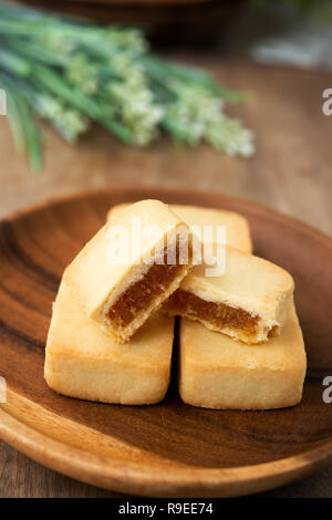 Ananas Kuchen ist ein süßes traditionelle taiwanesische Gebäck mit Butter, Mehl, Eier, Zucker, und Ananas Marmelade. Stockfoto