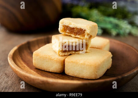 Ananas Kuchen ist ein süßes traditionelle taiwanesische Gebäck mit Butter, Mehl, Eier, Zucker, und Ananas Marmelade. Stockfoto