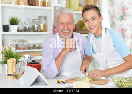 Älterer Mann mit Enkel Vorbereitung Abendessen in der Küche Stockfoto