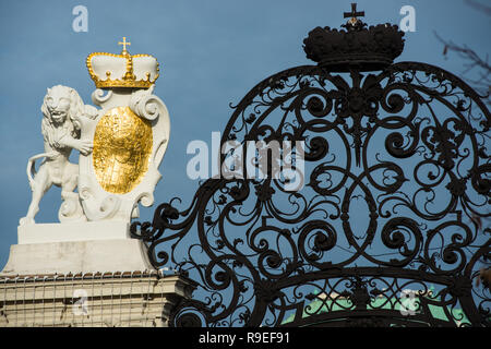 Reich verzierten schmiedeeisernen Toren vorne des Schloss Belvedere in Wien, Österreich, Europa. Stockfoto