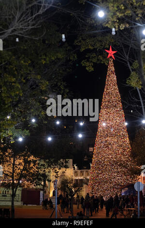 Ein vollständig dekorierter Weihnachtsbaum in der Stadt Nazareth Nord Israel Stockfoto