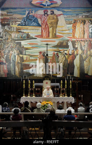 Ein katholischer Priester leitet Masse auf der oberen Ebene der Kirche der Verkündigung manchmal auch als der Basilika der Verkündigung in der Stadt Nazareth im Norden Israels bezeichnet Stockfoto