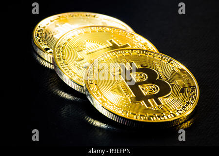 Golden 3 bitcoins auf schwarzem Hintergrund. Physische e-cryptocurrency Münzen. Stockfoto