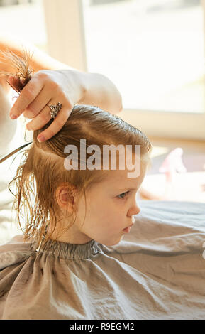 Friseur, Frisur süsse kleine Mädchen. Stockfoto