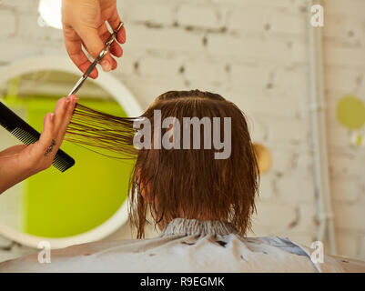 Friseur, Frisur süsse kleine Mädchen. Stockfoto