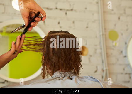 Friseur, Frisur süsse kleine Mädchen. Stockfoto