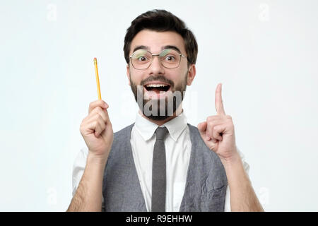 Junge Hispanic Mann mit Bart, Brille und Bleistift ist eine gute Idee. Stockfoto