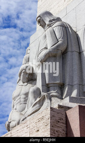 Nahaufnahme der Marmorstatuen von das Freiheitsdenkmal in Riga, Lettland Stockfoto