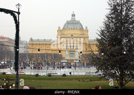 Kroatien Zagreb, 18. Dezember 2016: Eislaufen Park im Winter auf König Tomislav Square, in der Nähe der Kunst Pavillon, mit Besuchern Skaten rund um die Stockfoto