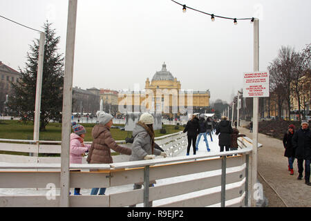 Kroatien Zagreb, 18. Dezember 2016: Eislaufen Park im Winter auf König Tomislav Square, in der Nähe der Kunst Pavillon, mit Besuchern Skaten rund um die Stockfoto