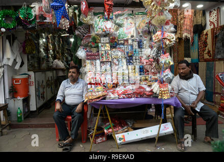 Kolkata, Indien. 22 Dez, 2018. Shop Besitzer aufweisen und für den Kunden vor dem Weihnachtsfest warten. Weihnachtstag ist ein Urlaub am 25. Dezember beobachtet die Geburt Jesu zu gedenken. Obwohl Weihnachten ist in der Regel feiert von Christian Es ist auch gefeiert, die von vielen auch nicht christlich sind. Credit: Saikat Paul/Pacific Press/Alamy leben Nachrichten Stockfoto