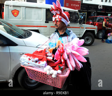 Kolkata, Indien. 22 Dez, 2018. Indische Hersteller verkauft Christmas Festival los am zentralen Marktplatz von Kolkata. Weihnachtstag ist ein Urlaub am 25. Dezember beobachtet die Geburt Jesu zu gedenken. Obwohl Weihnachten ist in der Regel feiert von Christian Es ist auch gefeiert, die von vielen auch nicht christlich sind. Credit: Saikat Paul/Pacific Press/Alamy leben Nachrichten Stockfoto