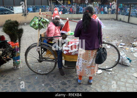 Kolkata, Indien. 22 Dez, 2018. Körperlich behinderte Person verkauft Christmas Festival los am zentralen Marktplatz von Kolkata. Weihnachtstag ist ein Urlaub am 25. Dezember beobachtet die Geburt Jesu zu gedenken. Obwohl Weihnachten ist in der Regel feiert von Christian Es ist auch gefeiert, die von vielen auch nicht christlich sind. Credit: Saikat Paul/Pacific Press/Alamy leben Nachrichten Stockfoto