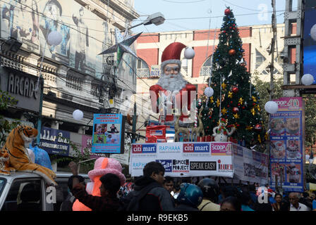 Kolkata, Indien. 22 Dez, 2018. Big Santa Claus Statue wurde am zentralen Marktplatz von Kolkata. Weihnachtstag ist ein Urlaub am 25. Dezember beobachtet die Geburt Jesu zu gedenken. Obwohl Weihnachten ist in der Regel feiert von Christian Es ist auch gefeiert, die von vielen auch nicht christlich sind. Credit: Saikat Paul/Pacific Press/Alamy leben Nachrichten Stockfoto