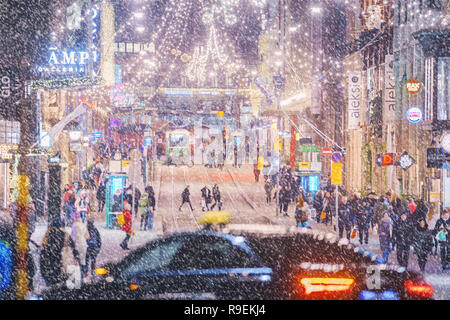 Schneefall in Aleksanterinkatu Helsinki, Finnland Stockfoto